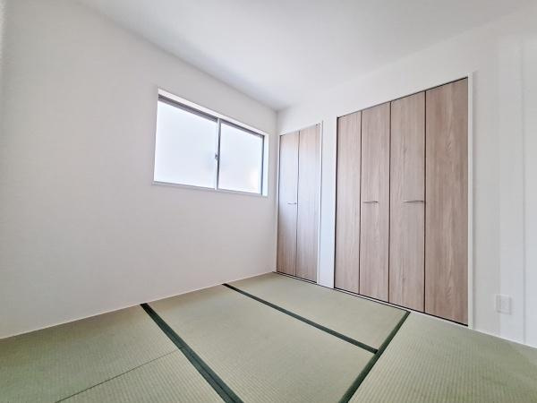 横塚2丁目1期1号棟の和室|窓からやわらかな光が差し込む和室です。シンプルな内装で清潔感があります。収納スペースも充実しており使い勝手の良いお部屋です。落ち着いた雰囲気が感じられます。
