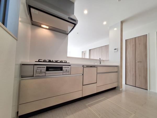 横塚2丁目1期1号棟の前面道路含む現地写真|前面道路含む現地(2026年3月撮影)