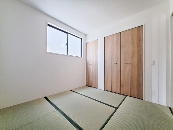 横塚2丁目1期2号棟の和室|シンプルな和室が落ち着いた印象を与えます。窓からしっかりと光が差し込み明るい雰囲気です。収納スペースも充実しており便利です。畳の香りが心地よく感じられます。すっきりとした空間が魅力的です。