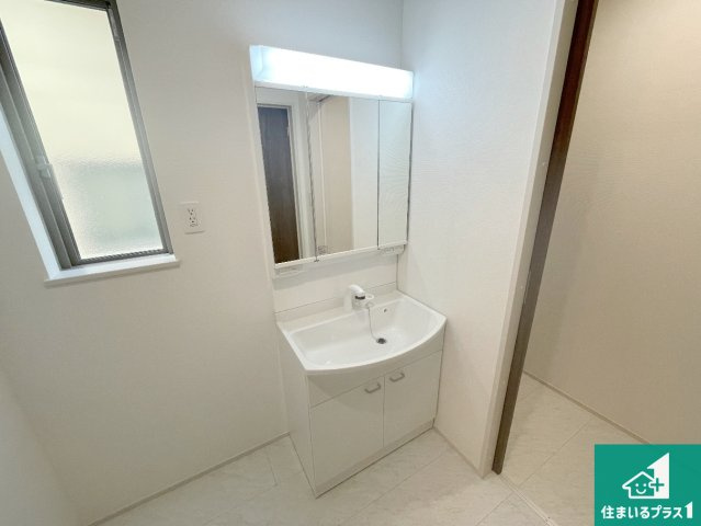 神戸市垂水区青山台　新築一戸建ての独立洗面台|清潔感のある洗面台です。フラットな鏡は掃除がしやすく毎日清潔！鏡裏には収納があるのでスッキリとした洗面台が保てます。