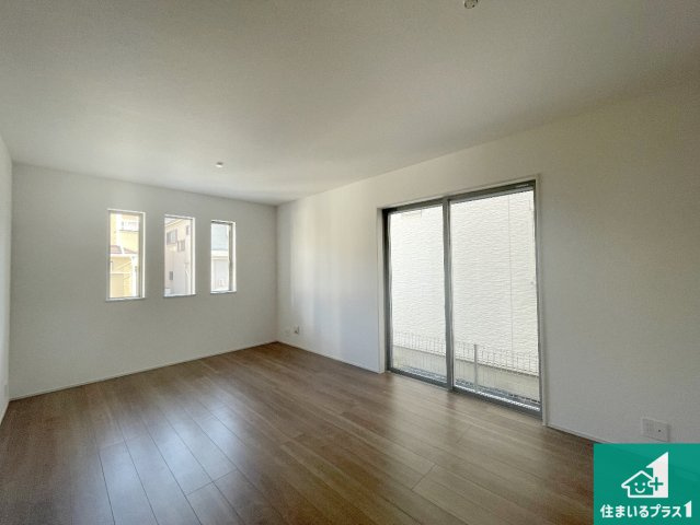 神戸市垂水区青山台　新築一戸建ての居間・リビング|シンプルなリビングは、観葉植物等のインテリアを楽しめますね！パパ好みにも、ママ好みにも家具次第で雰囲気を変えることができます！