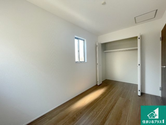 神戸市垂水区青山台　新築一戸建ての洋室|収納スペースが充実しているので子供の成長に合わせてたくさん収納ができます！家族構成に合わせた様々な活用ができる収納！