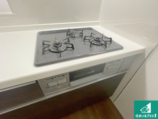 神戸市垂水区青山台　新築一戸建ての設備|ダブル高火力Ｓｉセンサー付きコンロ！３口あるので、まとめて料理をする時も大活躍！
