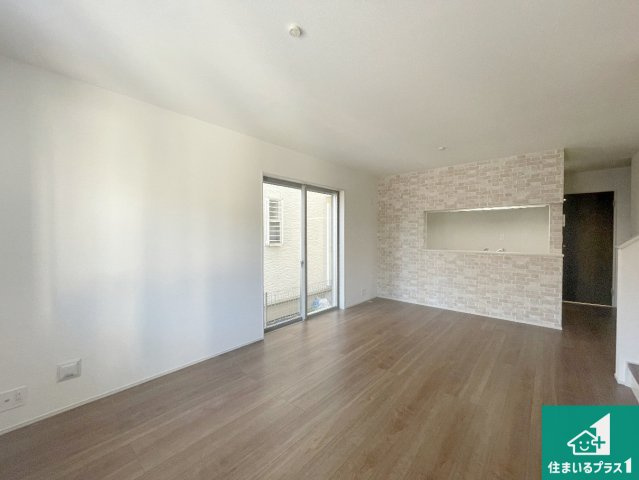 神戸市垂水区青山台　新築一戸建ての居間・リビング|日当たり良好の明るいリビングで朝の目覚めもスッキリできそう！対面キッチンでご家族のコミュニケーションも自然と増える設計！小さなお子様が遊ぶスペースを作っても広々とくつろげるLDK！