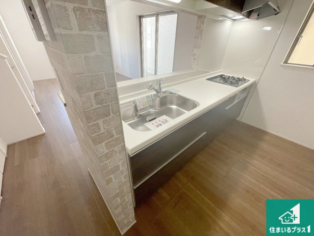 神戸市垂水区青山台　新築一戸建てのキッチン|
明るいリビングで朝の目覚めもスッキリできそう！対面キッチンでご家族のコミュニケーションも自然と増える設計！小さなお子様が遊ぶスペースを作っても広々とくつろげるLDK！