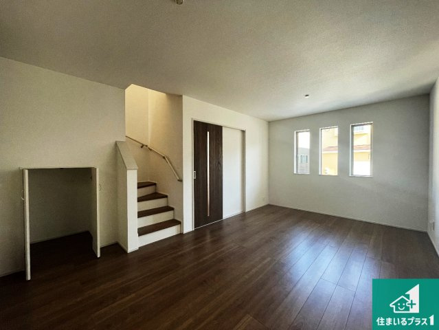 神戸市垂水区青山台　新築一戸建ての居間・リビング|シンプルなリビングは、観葉植物等のインテリアを楽しめますね！パパ好みにも、ママ好みにも家具次第で雰囲気を変えることができます！