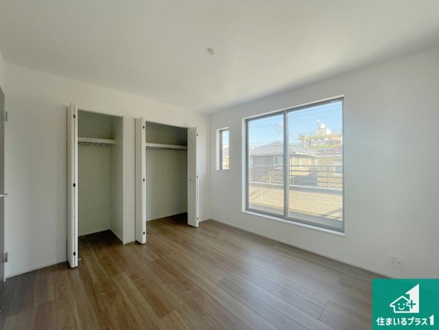 神戸市垂水区青山台　新築一戸建ての洋室|寝室は心地よい眠りについてもらいたくて、シンプルかつ開放的な空間な設計にしています！大きな窓から差し込む日が心地いいです♪