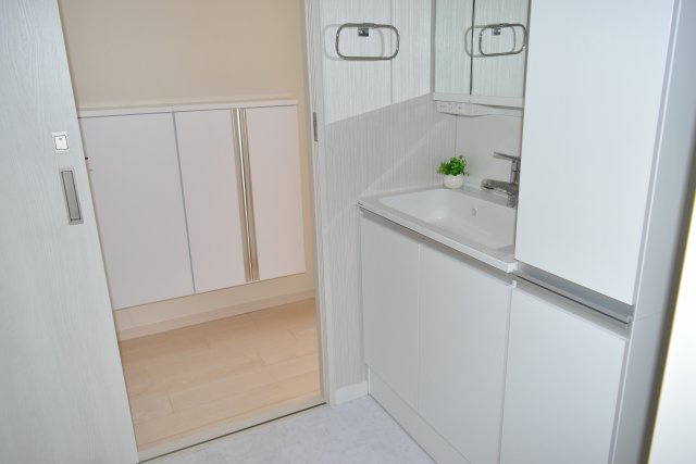 調布市小島町３丁目の中古マンションの独立洗面台
