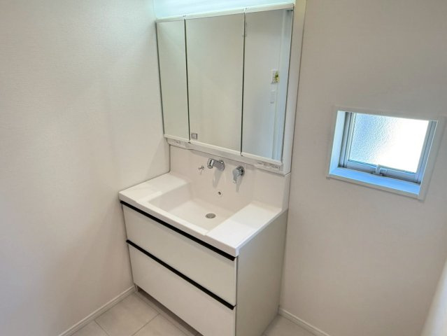 川口市芝宮根町　新築一戸建て　E号棟の独立洗面台|独立洗面化粧台付き