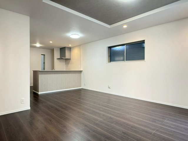 川口市芝宮根町　新築一戸建て　E号棟の居間・リビング|ゆったりとしたリビングです