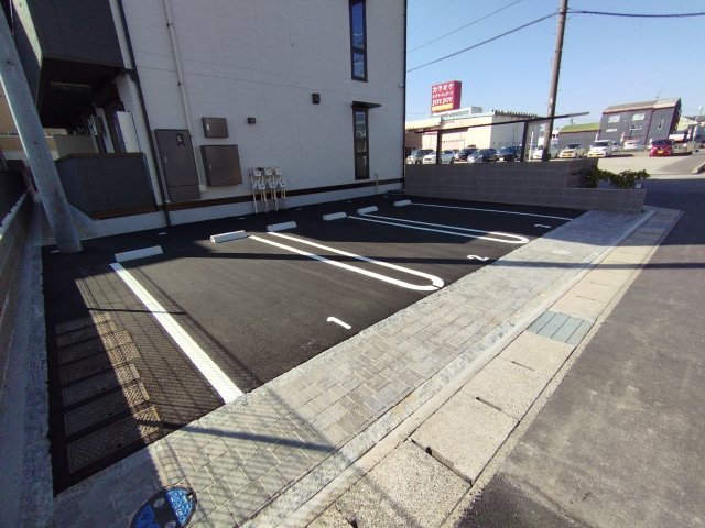 D-avance上六名Ⅱの駐車場