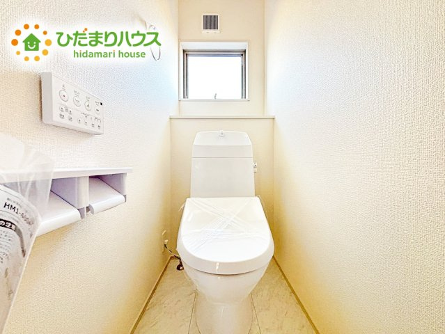 【トイレ】 | 第1石岡市下林　新築戸建 | 小窓があるため明るく換気も快適、省エネ、お掃除ラクラク仕様のウォシュレット！
