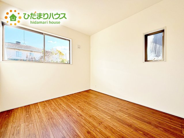 【洋室】 | 第1石岡市下林　新築戸建 | 二面採光の設計で明るい時間帯は陽が入り、リラックス出来るお部屋となっています。