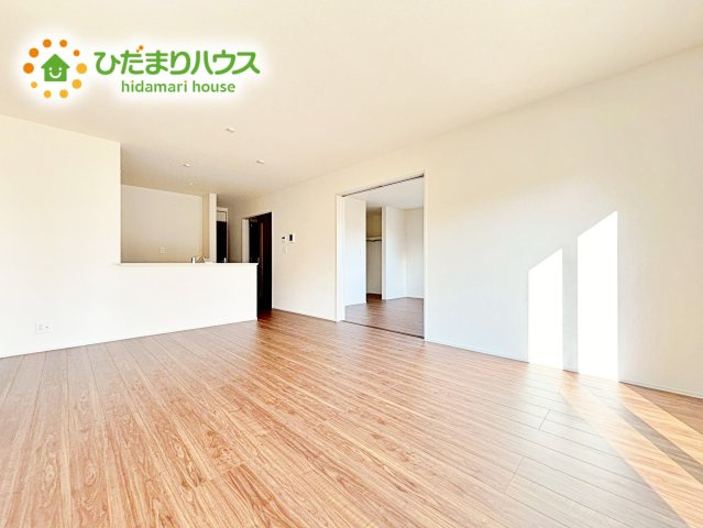 【居間・リビング】 | 第1石岡市下林　新築戸建 | 家族で長く過ごすのがリビング。南向きで明るく気持ちの良い空間です。カウンターに隣接してダイニングテーブルを設置することで配膳作業もラクラク！