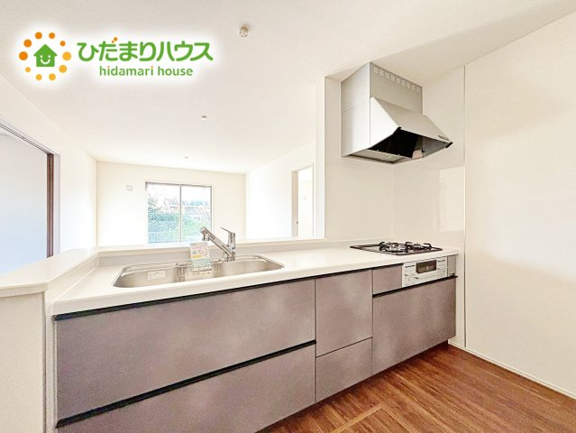 【キッチン】 | 第1石岡市下林　新築戸建 | 家族でのコミュニケーションがとれる対面型システムキッチン。横一列にシンクとコンロをまとめたシンプルな形です。動きやすさとスタイリッシュなデザインが魅力。