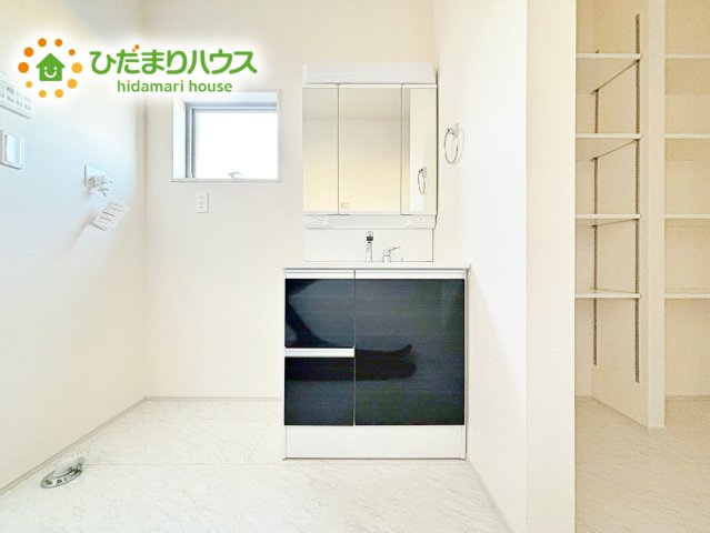 【独立洗面台】 | 第1石岡市下林　新築戸建 | 大きな三面鏡の独立洗面。鏡の後ろは収納となっているのでスッキリと整理できます！