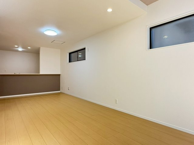 川口市芝宮根町　新築一戸建て　F号棟の居間・リビング|使いやすい居間です