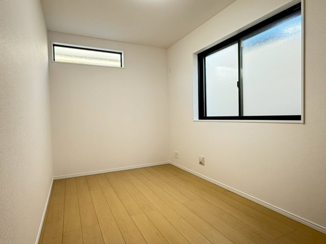 川口市芝宮根町　新築一戸建て　F号棟の洋室|使い勝手のいい洋室です