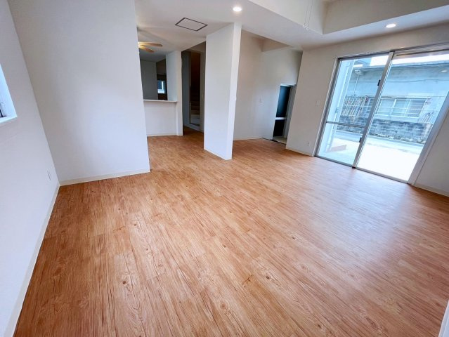 読谷村高志保　外国人住宅の居間・リビング|LDK21.1帖