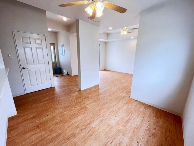 読谷村高志保　外国人住宅の居間・リビング|LDK21.1帖