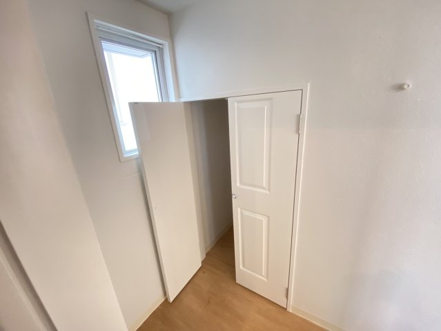 読谷村高志保　外国人住宅の収納|階段下収納