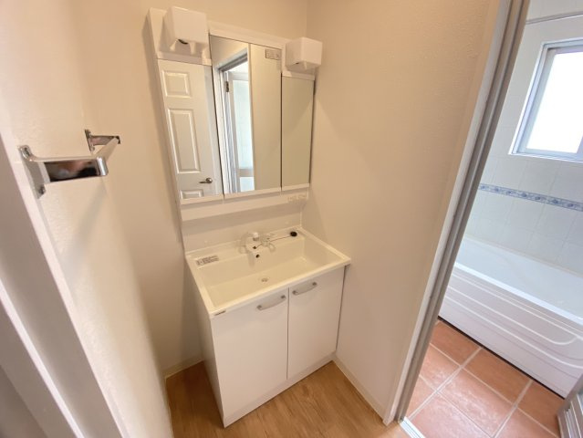 読谷村高志保　外国人住宅の独立洗面台