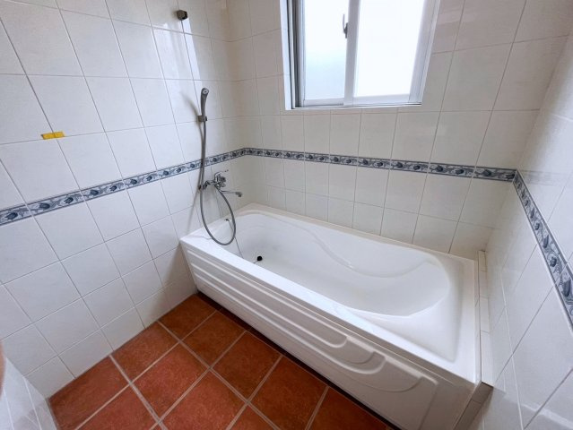 読谷村高志保　外国人住宅の浴室