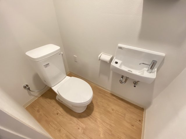 読谷村高志保　外国人住宅のトイレ|2階トイレ