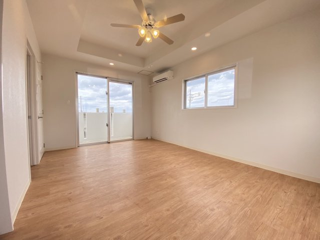 読谷村高志保　外国人住宅の洋室|11.1帖