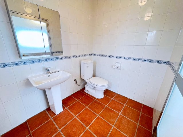 読谷村高志保　外国人住宅の洗面所