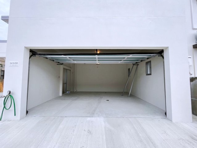 読谷村高志保　外国人住宅の駐車場|ビルドガレージ