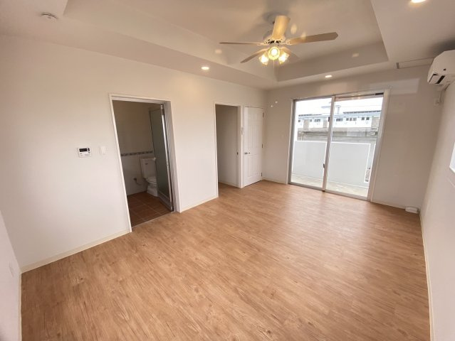 読谷村高志保　外国人住宅の居間・リビング|11.1帖