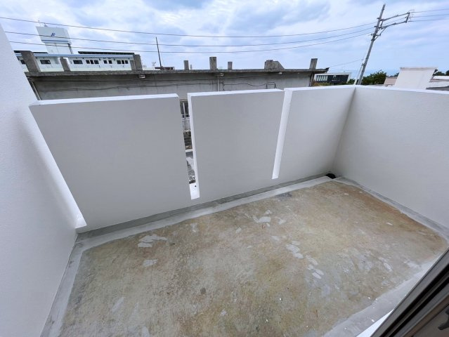 読谷村高志保　外国人住宅のバルコニー