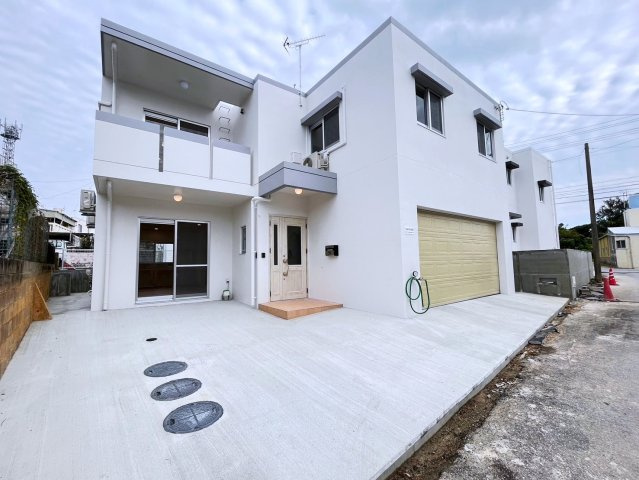 読谷村高志保　外国人住宅の駐車場