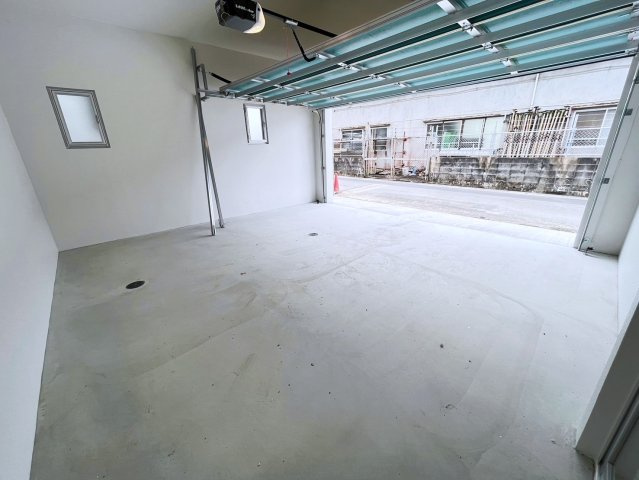 読谷村高志保　外国人住宅の駐車場|2台可能