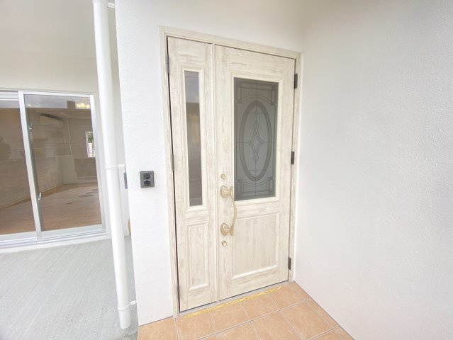 読谷村高志保　外国人住宅の玄関