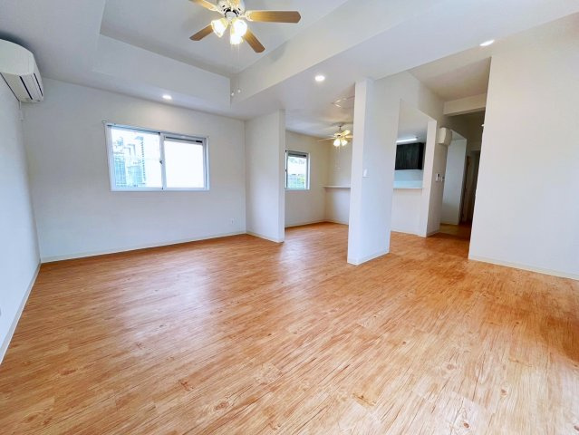 読谷村高志保　外国人住宅の居間・リビング|LDK21.1帖