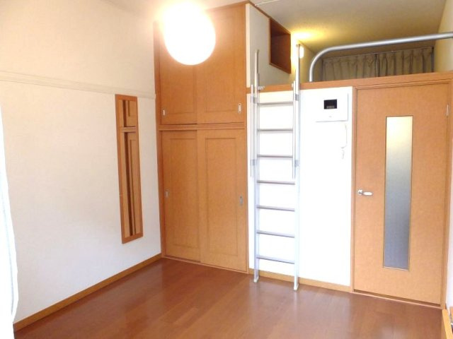 レオパレス青葉の居間・リビング|1Fフローリング