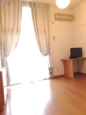 レオパレス青葉の居間・リビング|1Fフローリング