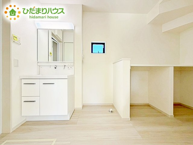 【独立洗面台】 | 水戸市河和田12期　新築戸建 | 三面鏡は自分では見えにくいところまで見ることができるので、身だしなみを整える際などにはとても便利です(*^^*)