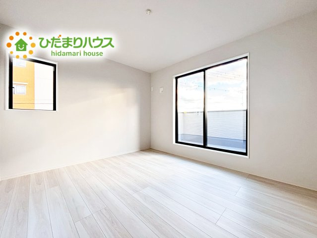 【寝室】 | 水戸市河和田12期　新築戸建 | バルコニーに面していて、たっぷり光りの入る明るい主寝室です！