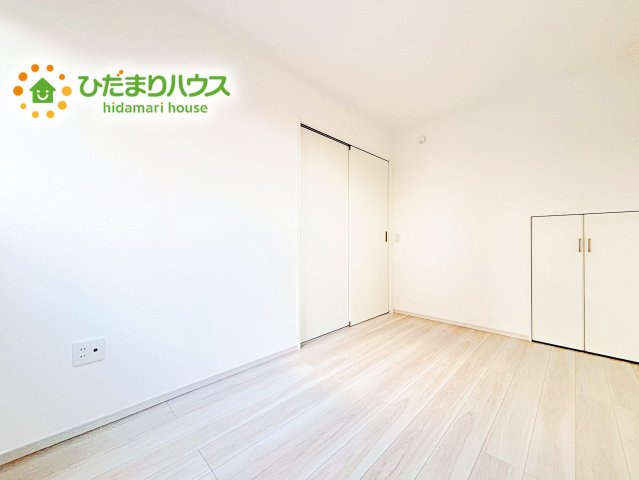 【洋室】 | 水戸市河和田12期　新築戸建 | 白い壁の洋室は、太陽の光だけでも十分明るく感じられますね