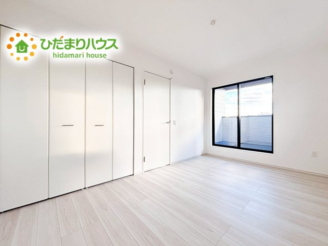 【洋室】 | 水戸市河和田12期　新築戸建 | 室内には収納スペースもあり、衣類や小物類をたっぷり収納可能。お部屋をより広くお使いいただけます。