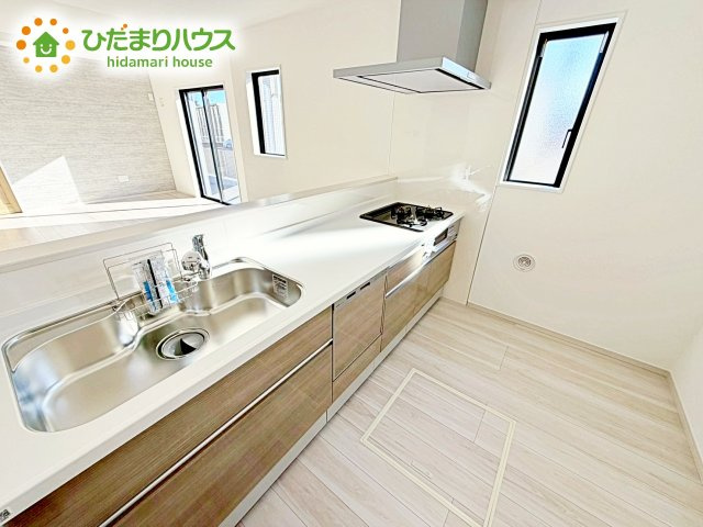 【キッチン】 | 水戸市河和田12期　新築戸建 | 3口コンロが嬉しいシステムキッチン♪広いシンクや作業台でお料理が捗ります♪