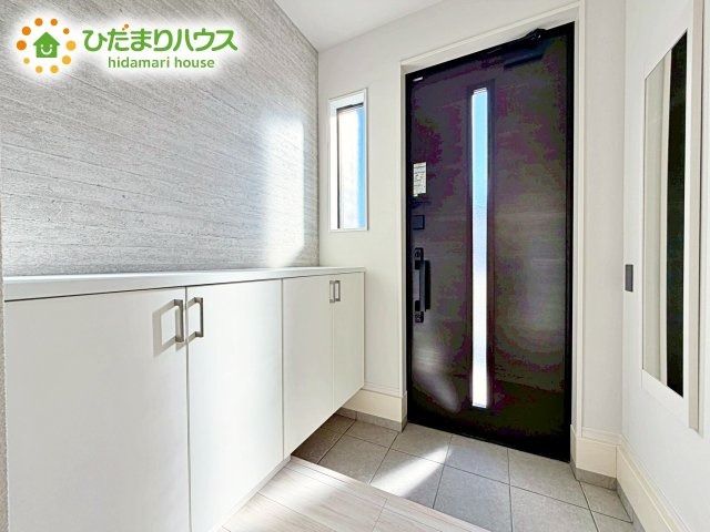 【玄関】 | 水戸市河和田12期　新築戸建 | 小窓が付いているドアなので明るいスペースになっています♪