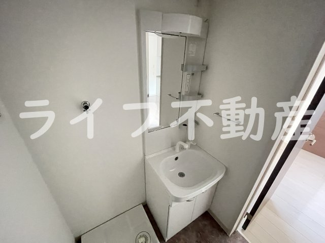 GRANDIR衣摺の独立洗面台|独立洗面台、小物を置くことができて便利です