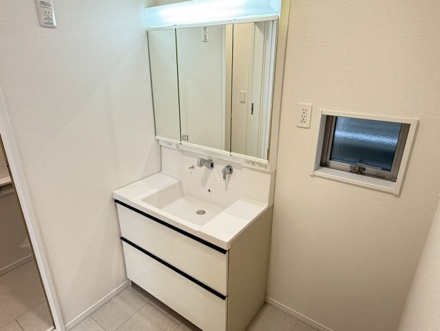 川口市芝宮根町　新築一戸建て　G号棟の独立洗面台|独立洗面台、朝の身支度には欠かせません