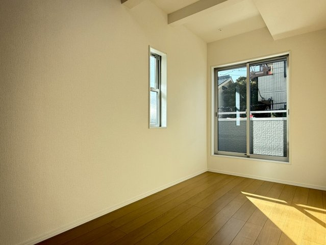 川口市芝宮根町　新築一戸建て　G号棟の洋室|落ち着いた色調の洋室です