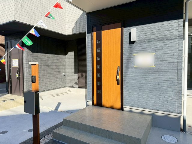 川口市芝宮根町　新築一戸建て　G号棟の玄関|収納もある玄関です