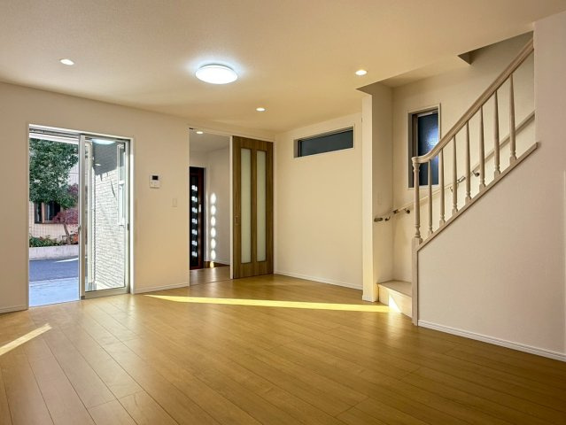 川口市芝宮根町　新築一戸建て　G号棟の居間・リビング|こちらのリビングで趣味の時間をお楽しみください